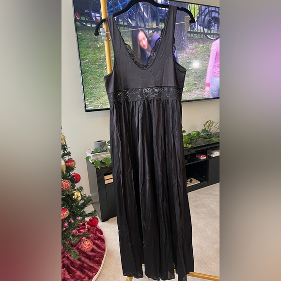 Shadowline size Large Elegant Black Lace Nightgown - Picture 2 of 8